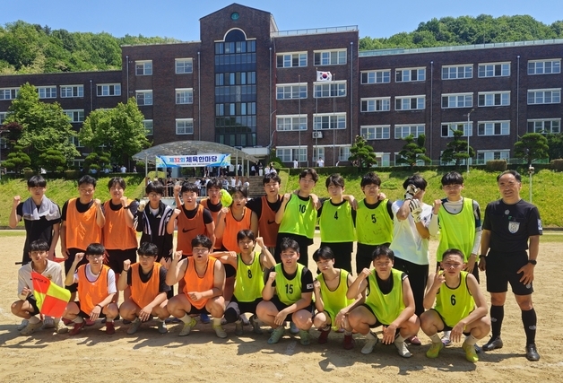 "선생님과 축구 한판"…충북 교정서 다채로운 스승의 날 행사