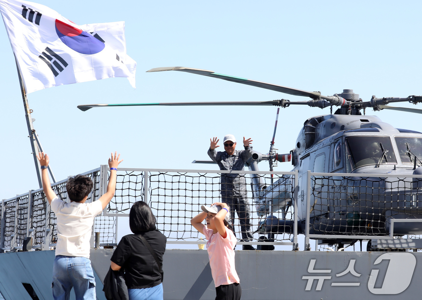 (부산=뉴스1) 윤일지 기자 = 15일 오후 부산 남구 해군작전사령부 부산적전기지에서 열린 해군 청해부대 48진 왕건함(DDH-Ⅱ·4400톤급) 출항 환송행사에서 한 청해부대원이 …