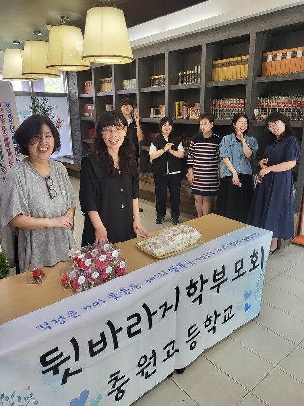 본문 이미지 - 충주 충원고 뒷바라지 학부모회 스승의 날 행사.(충북교육청 제공. 재판매 및 DB금지)/뉴스1