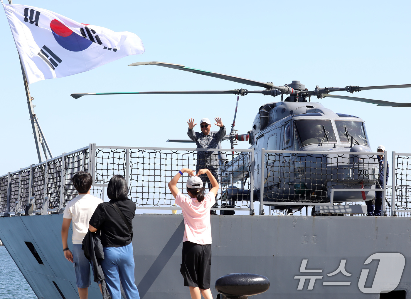 (부산=뉴스1) 윤일지 기자 = 15일 오후 부산 남구 해군작전사령부 부산적전기지에서 열린 해군 청해부대 48진 왕건함(DDH-Ⅱ·4400톤급) 출항 환송행사에서 한 청해부대원이 …