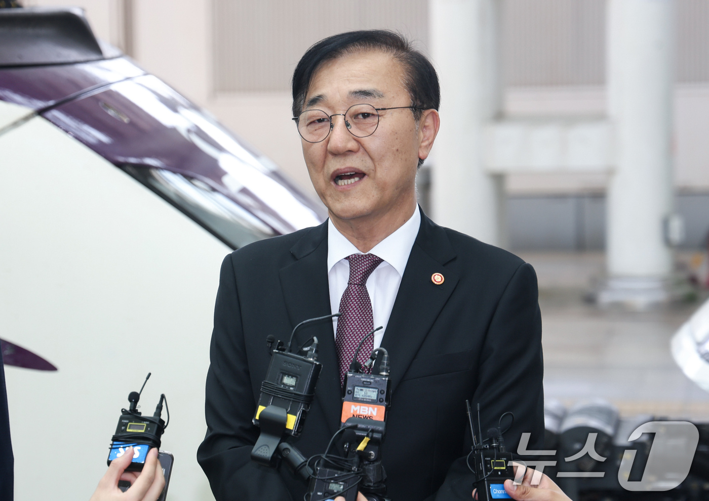 (서울=뉴스1) 임지훈 인턴기자 = 김윤덕 국토교통부 장관이 15일 오후 서울역에서 열린 KTX·SRT 중련 열차 시범 운행 기념행사에 참석해 취재진 질문에 답하고 있다. 2026 …
