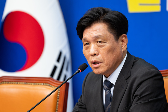 與 "대통령 모란시장 방문이 관권선거?…말도 안 되는 정치공세"