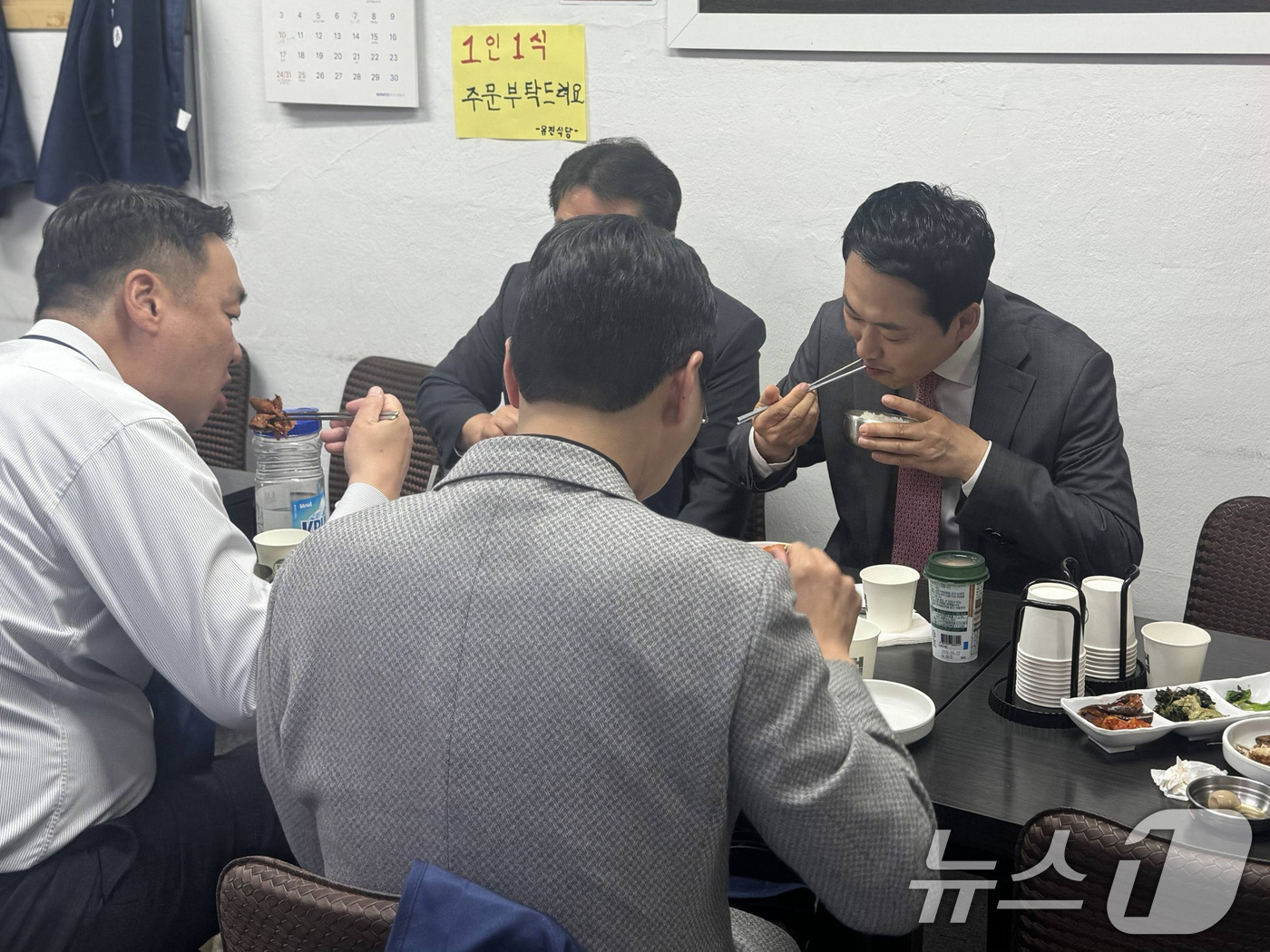 (서울=뉴스1) 신웅수 기자 = 장동혁 국민의힘 대표가 15일 자신의 페이스북 계정에 서울 서대문구 홍제동 인왕시장에서 점심을 먹었다는 사진을 올렸다.장 대표는 지난 14일 열린 …