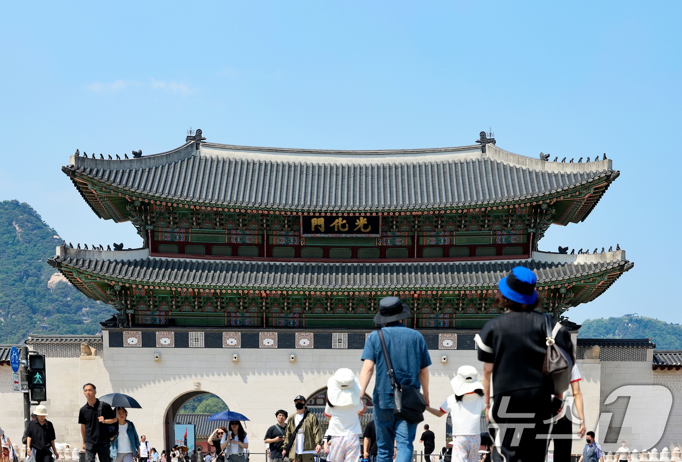 (서울=뉴스1) 조연우 인턴기자 = 서울 낮 최고기온이 32도를 기록한 15일 오후 서울 광화문이 양산과 모자를 쓴 시민들로 북적이고 있다. 2026.5.15/뉴스1