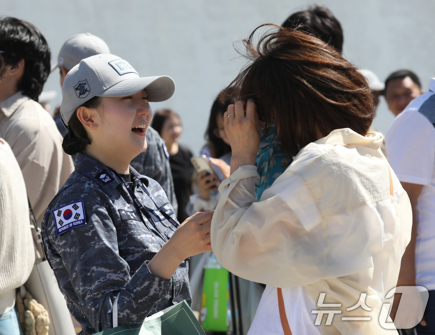 (부산=뉴스1) 윤일지 기자 = 15일 오후 부산 남구 해군작전사령부 부산적전기지에서 열린 해군 청해부대 48진 왕건함(DDH-Ⅱ·4400톤급) 출항 환송행사에서 한 청해부대원이 …