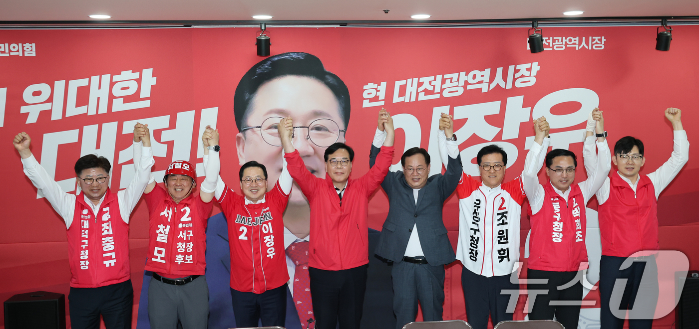 (대전=뉴스1) 김기태 기자 = 송언석 국민의힘 원내대표가 15일 이장우 대전시장 선거사무소에서 열린 대전시장, 구청장 후보 공동 기자회견에서 이장우 대전시장을 비롯해 구청장 후보 …