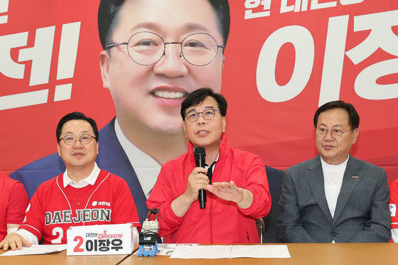 허태정 민주당 대전시장 후보 지적하는 송언석 원내대표