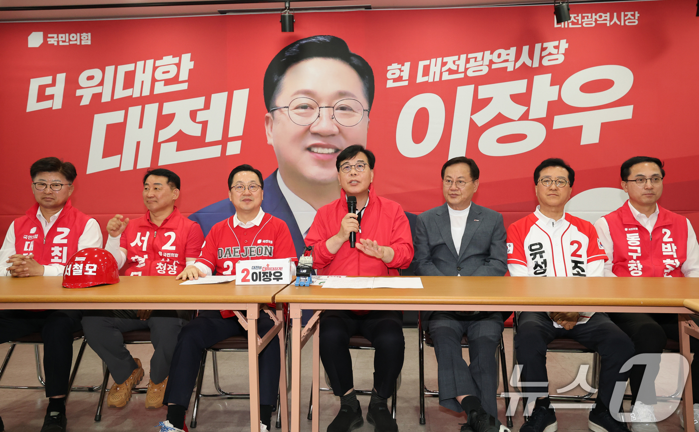 (대전=뉴스1) 김기태 기자 = 송언석 국민의힘 원내대표가 15일 이장우 대전시장 선거사무소에서 열린 대전시장, 구청장 후보 공동 기자회견에서 발언하고 있다. 2026.5.15/뉴 …