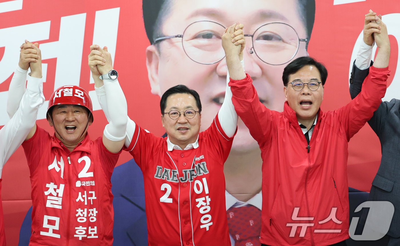 (대전=뉴스1) 김기태 기자 = 송언석 국민의힘 원내대표가 15일 이장우 대전시장 선거사무소에서 열린 대전시장, 구청장 후보 공동 기자회견에서 이장우 대전시장을 비롯해 구청장 후보 …
