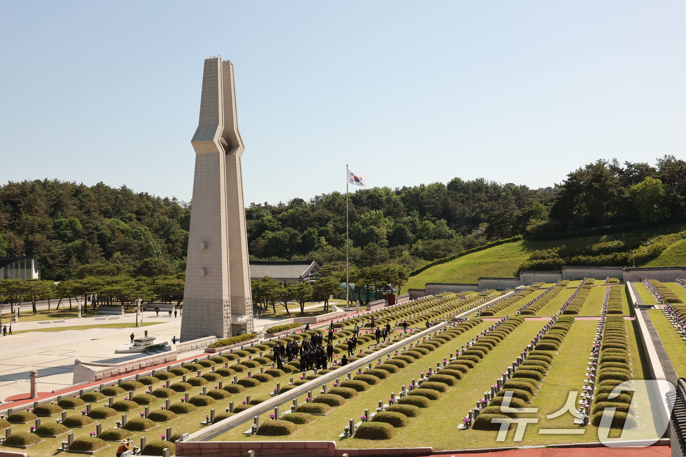 (광주=뉴스1) 박지현 기자 = 제 46주년 5·18민주화운동 기념일을 사흘 앞둔 15일 광주 북구 운정동 국립 5·18민주묘지가 참배를 위한 시민들의 발길이 이어지고 있다. 20 …