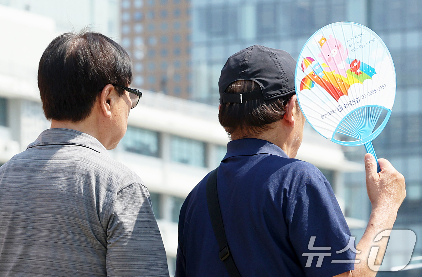 (서울=뉴스1) 조연우 인턴기자 = 서울 낮 최고기온이 32도를 기록한 15일 오후 서울 광화문을 찾은 시민들이 부채로 햇빛을 가리고 발걸음을 옮기고 있다. 2026.5.15/뉴스 …