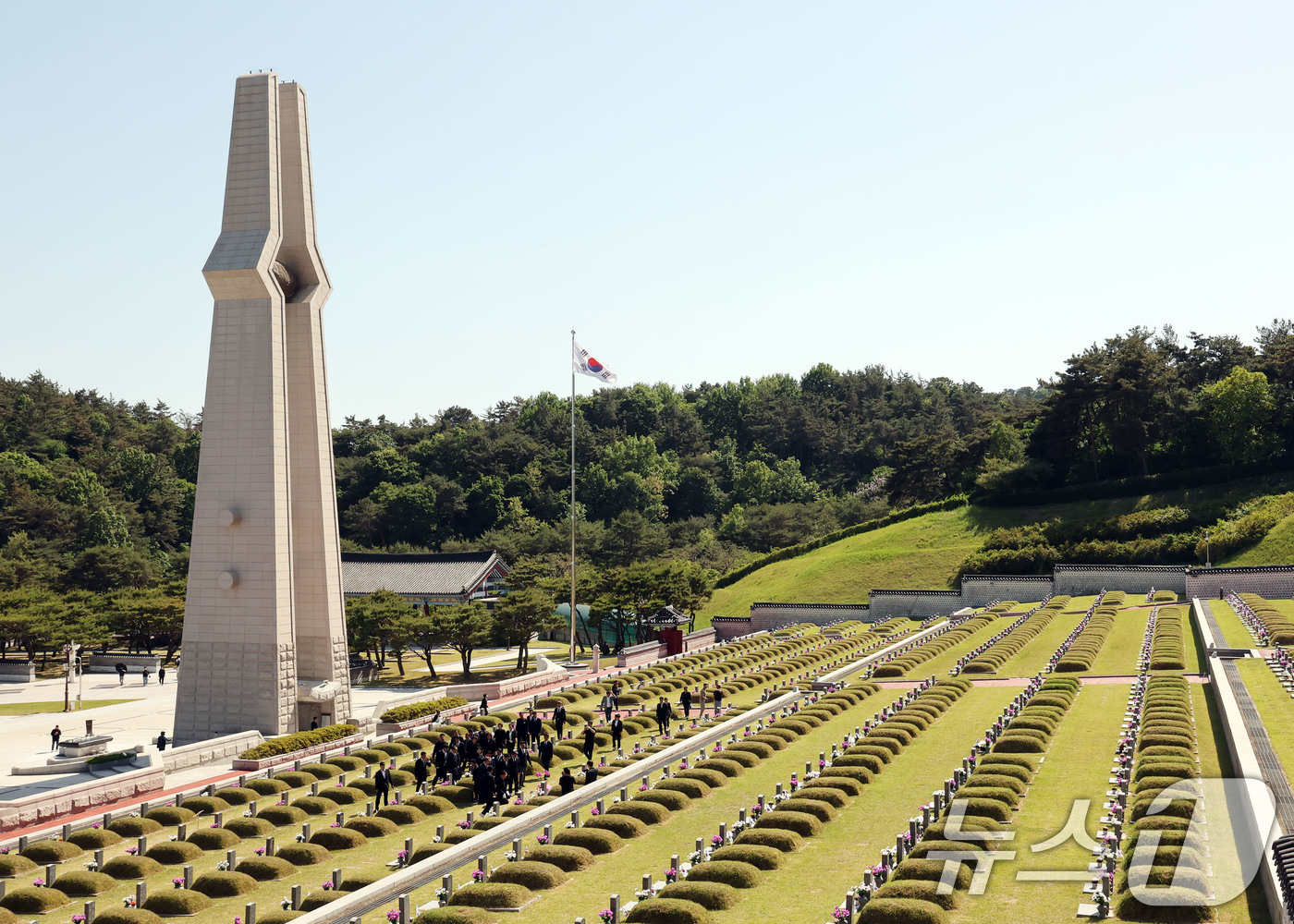 (광주=뉴스1) 박지현 기자 = 제 46주년 5·18민주화운동 기념일을 사흘 앞둔 15일 광주 북구 운정동 국립 5·18민주묘지가 참배를 위한 시민들의 발길이 이어지고 있다. 20 …