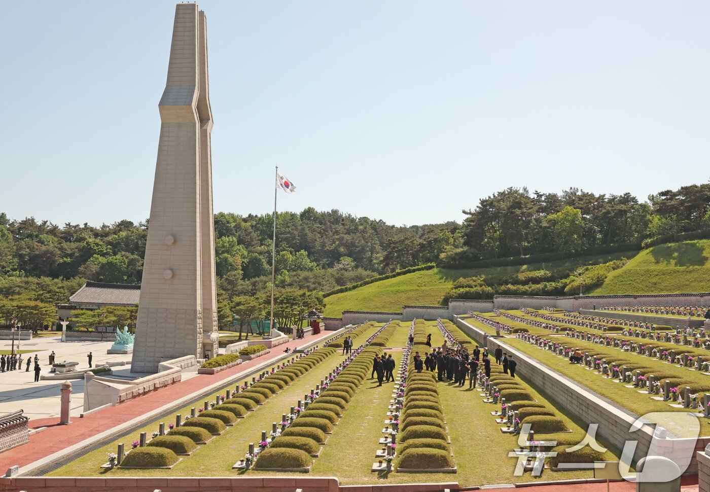 본문 이미지 - 제 46주년 5·18민주화운동 기념일을 사흘 앞둔 15일 광주 북구 운정동 국립 5·18민주묘지가 참배를 위한 시민들의 발길이 이어지고 있다. ⓒ 뉴스1 박지현 기자