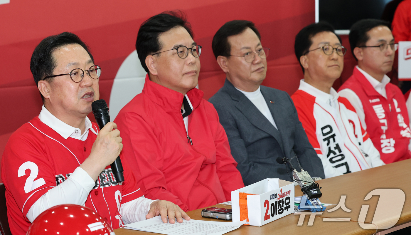 (대전=뉴스1) 김기태 기자 = 이장우 국민의힘 대전시장 후보가 15일 이장우 대전시장 선거사무소에서 열린 대전시장, 구청장 후보 공동 기자회견에서 발언하고 있다. 이날 송언석 국 …