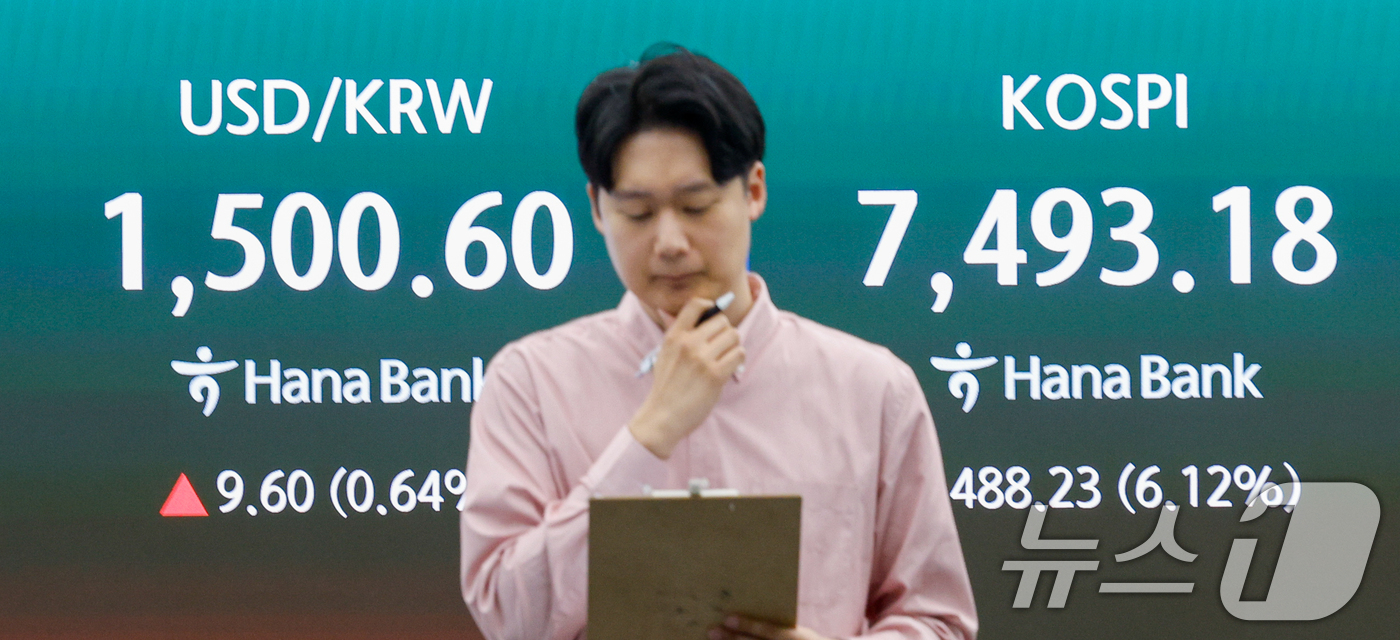 (서울=뉴스1) 안은나 기자 = 코스피가 장중 사상 처음으로 8000포인트를 돌파했다가 7490선에서 거래를 마감한 15일 오후 서울 중구 하나은행 본점 딜링룸에 종가가 나오고 있 …