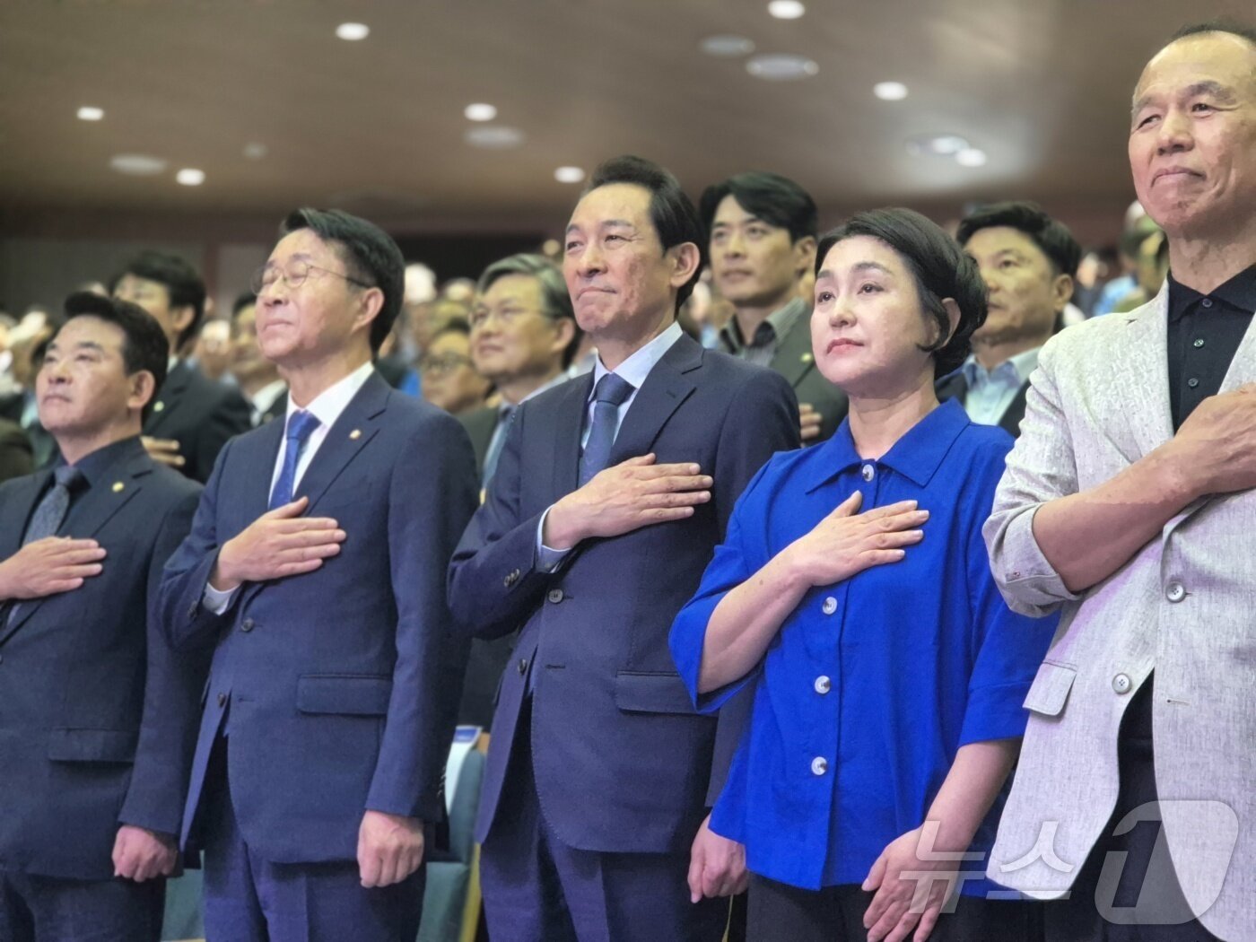 본문 이미지 - 우상호 더불어민주당 강원도지사 후보가 15일 강원 강릉 단오제전수교육관 공연동에서 열린 선거대책위원회 출범식에서 국민의례를 하고 있다. 2026.5.14 ⓒ 뉴스1 윤왕근 기자