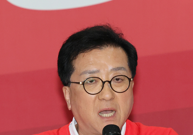 기자회견하는 조원휘 대전 유성구청장 후보