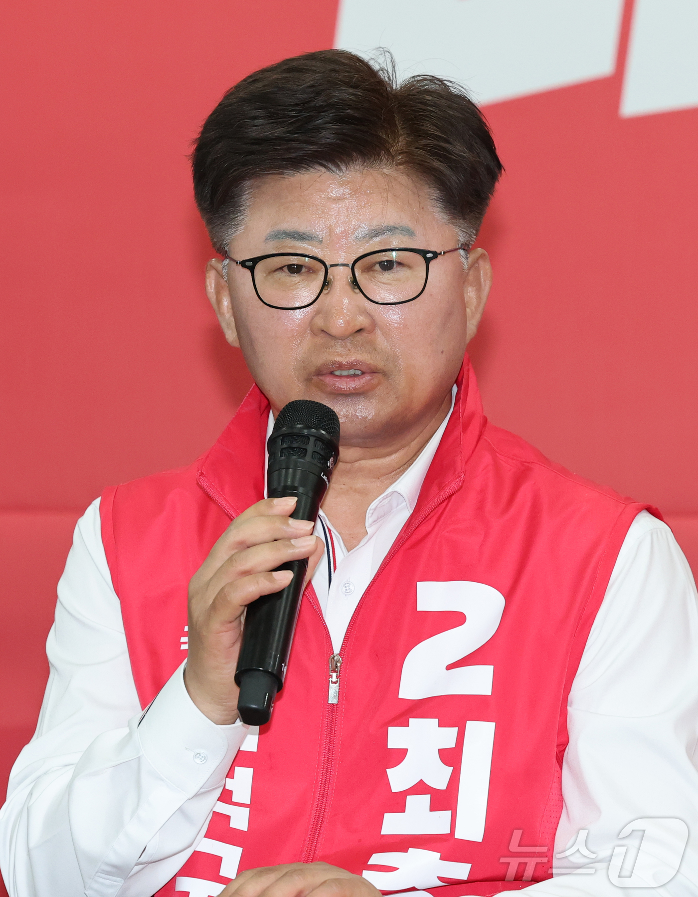 (대전=뉴스1) 김기태 기자 = 최충규 국민의힘 대전 대덕구청장 후보가 15일 이장우 대전시장 선거사무소에서 열린 대전시장, 구청장 후보 공동 기자회견에서 발언하고 있다. 이날 송 …