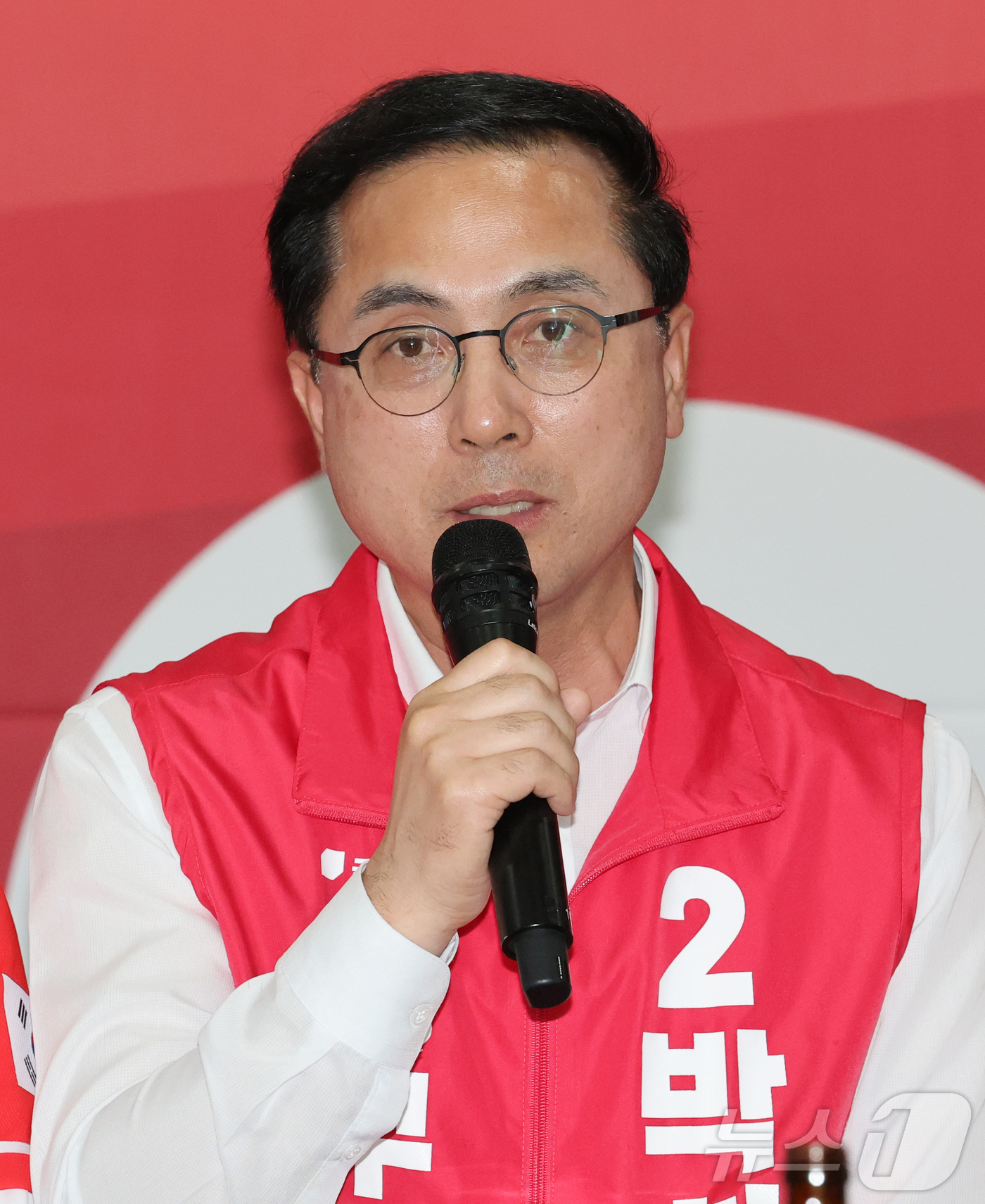 (대전=뉴스1) 김기태 기자 = 박희조 국민의힘 대전동구청장 후보가 15일 이장우 대전시장 선거사무소에서 열린 대전시장, 구청장 후보 공동 기자회견에서 발언하고 있다. 이날 송언석 …