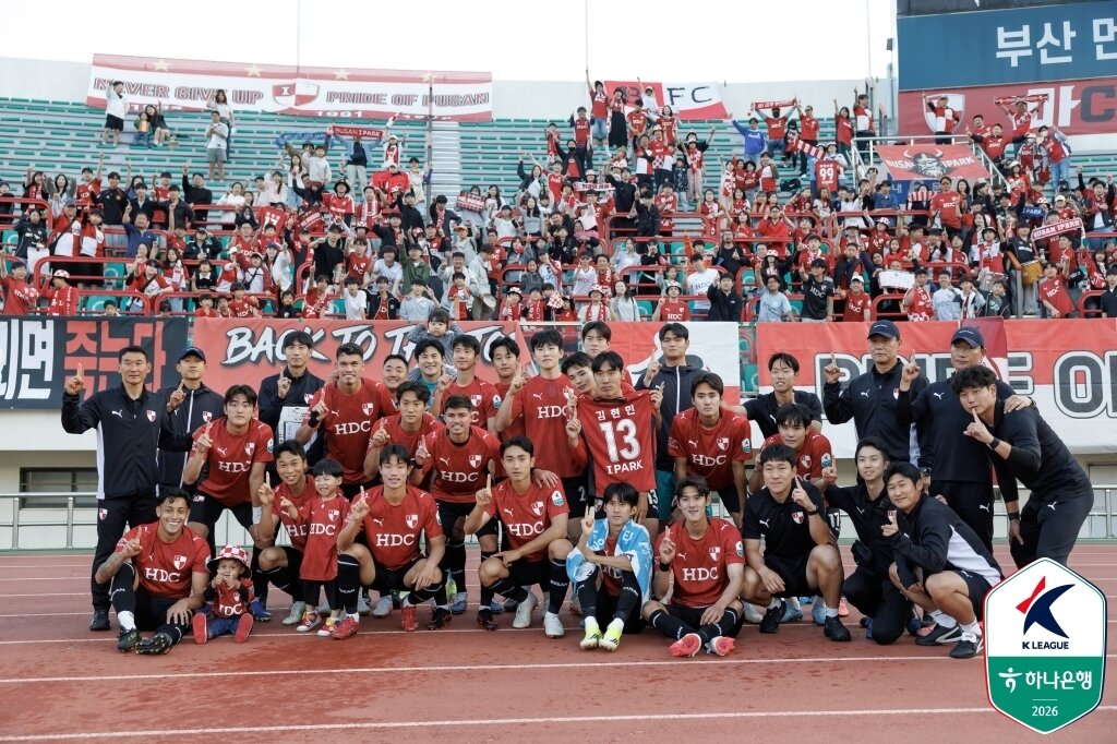 본문 이미지 - 최고의 분위기로 시즌 초반을 보내고 있는 부산 아이파크. (한국프로축구연맹 제공)