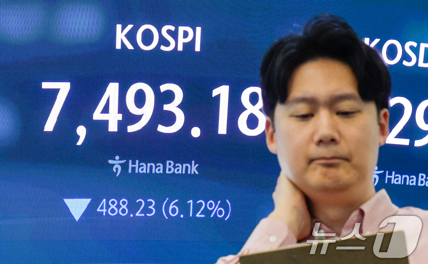 (서울=뉴스1) 안은나 기자 = 코스피가 장중 사상 처음으로 8000포인트를 돌파했다가 7490선에서 거래를 마감한 15일 오후 서울 중구 하나은행 본점 딜링룸에 종가가 나오고 있 …