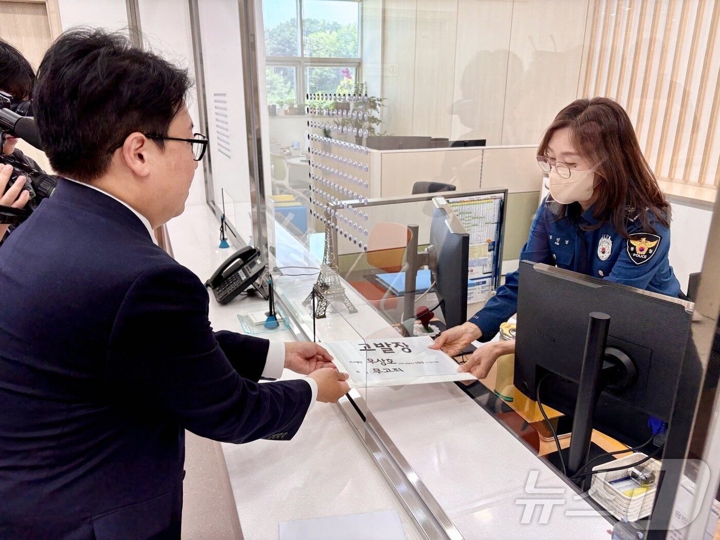 본문 이미지 - 강대규 국민의힘 강원도당 법률자문위원장이 15일 강원경찰청을 방문해 우상호 더불어민주당 강원도지사 후보 측을 무고 혐의로 고발하고 있다. (김진태 후보 캠프 제공, 재판매 및 DB 금지) 2026.5.14 ⓒ 뉴스1 윤왕근 기자