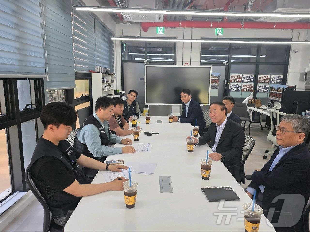 본문 이미지 - 15일 오후 삼성전자 DS부문 사장단이 삼성전자 평택캠퍼스에 위치한 노동조합 사무실을 방문해 삼성전자노동조합 공동투쟁본부와 대화를 하고 있다. 사진 왼쪽 위부터 정승원 투쟁본부 국장, 이송이 부위원장, 최승호 위원장, 김재원 국장. 사진 오른쪽 위부터 박용인 삼성전자 사장, 한진만 사장, 전영현 부회장, 김용관 사장. (삼성전자 제공. 재판매 및 DB 금지) 2026.5.15 ⓒ 뉴스1