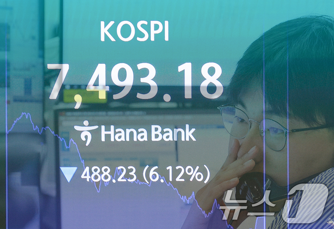 (서울=뉴스1) 안은나 기자 = 코스피가 장중 사상 처음으로 8000포인트를 돌파했다가 7490선에서 거래를 마감한 15일 오후 서울 중구 하나은행 본점 딜링룸에서 딜러가 업무를 …