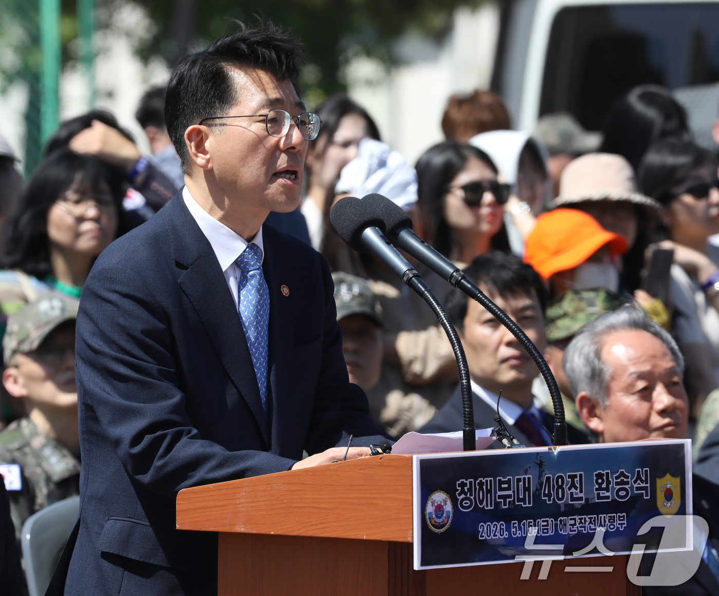 (부산=뉴스1) 윤일지 기자 = 황종우 해양수산부 장관이 15일 오후 부산 남구 해군작전사령부 부산적전기지에서 열린 해군 청해부대 48진 왕건함(DDH-Ⅱ·4400톤급) 출항 환송 …