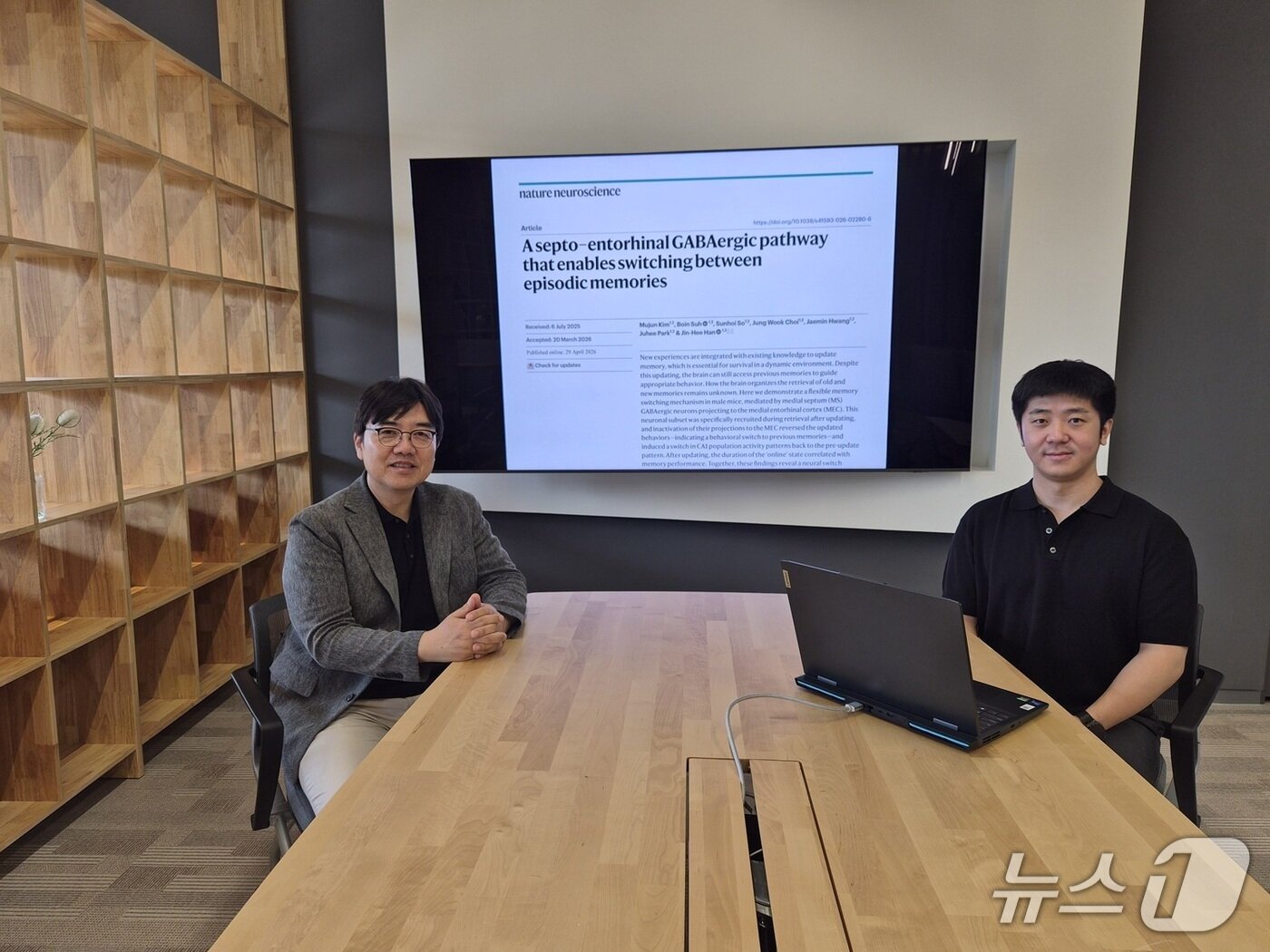 본문 이미지 - KAIST 생명과학과 한진희 교수(왼쪽), 김무준 박사(KAIST 제공) /뉴스1