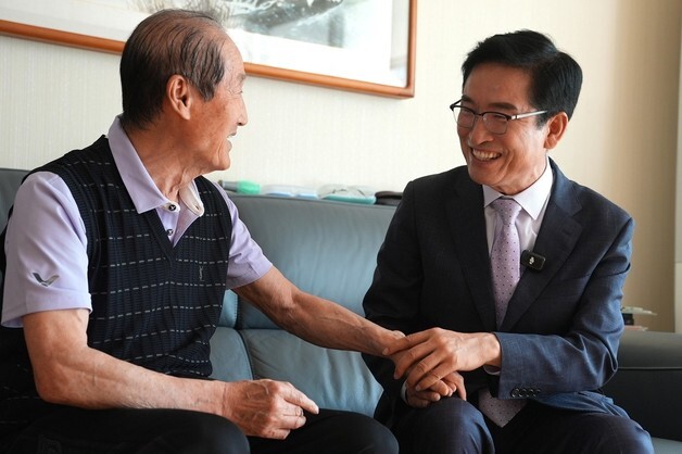 윤건영 충북교육감 후보, 스승의 날 은사들 찾아 '감사 인사'