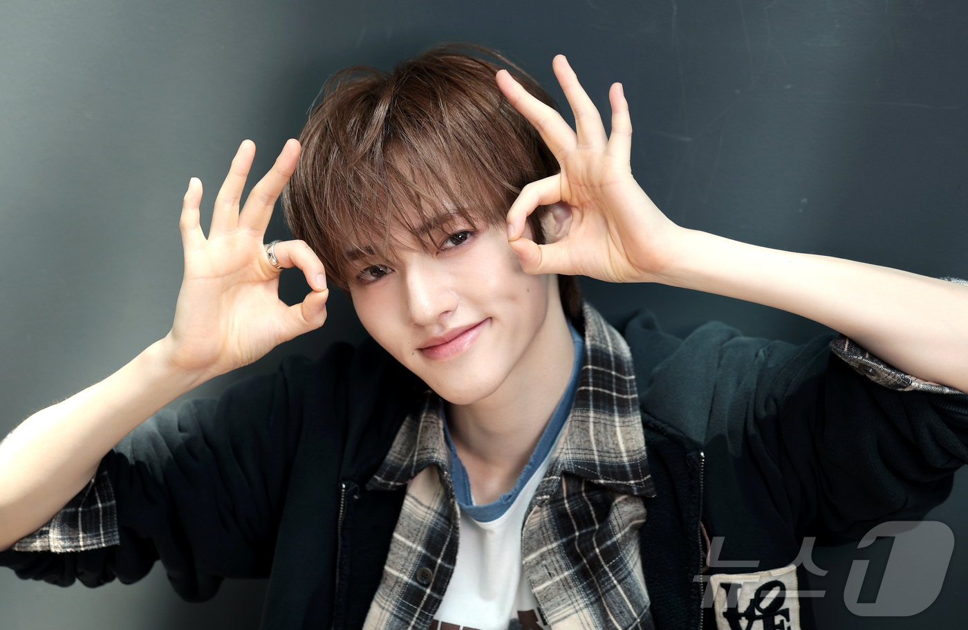 서울=뉴스1 권현진 기자 = 그룹 유어즈 준성이 서울 종로구 뉴스1 사옥에서 열린 인터뷰에 앞서 포즈를 취하고 있다. 2026.5.17/뉴스1
