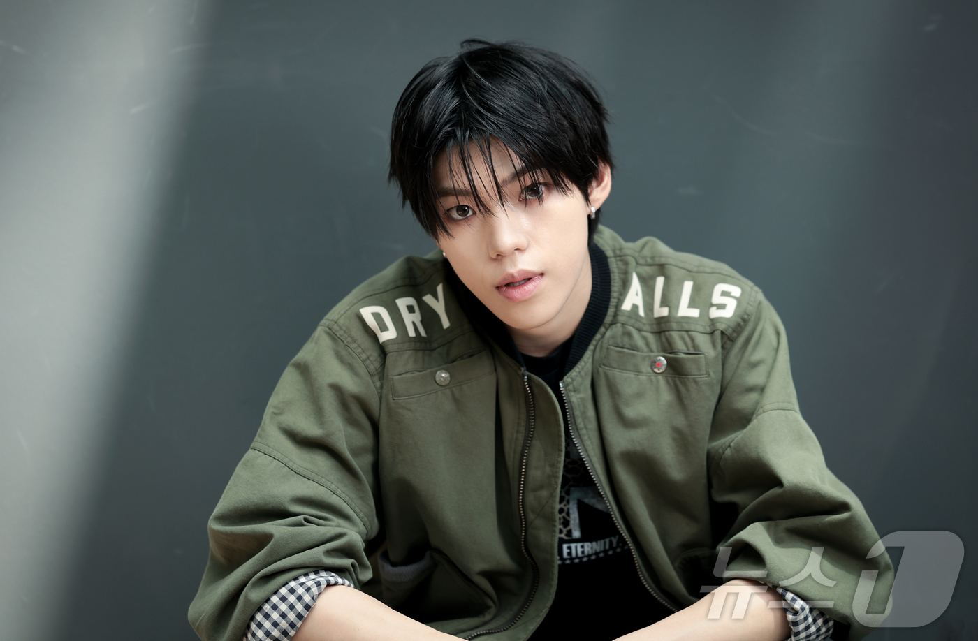 서울=뉴스1 권현진 기자 = 그룹 유어즈 연태가 서울 종로구 뉴스1 사옥에서 열린 인터뷰에 앞서 포즈를 취하고 있다. 2026.5.17/뉴스1