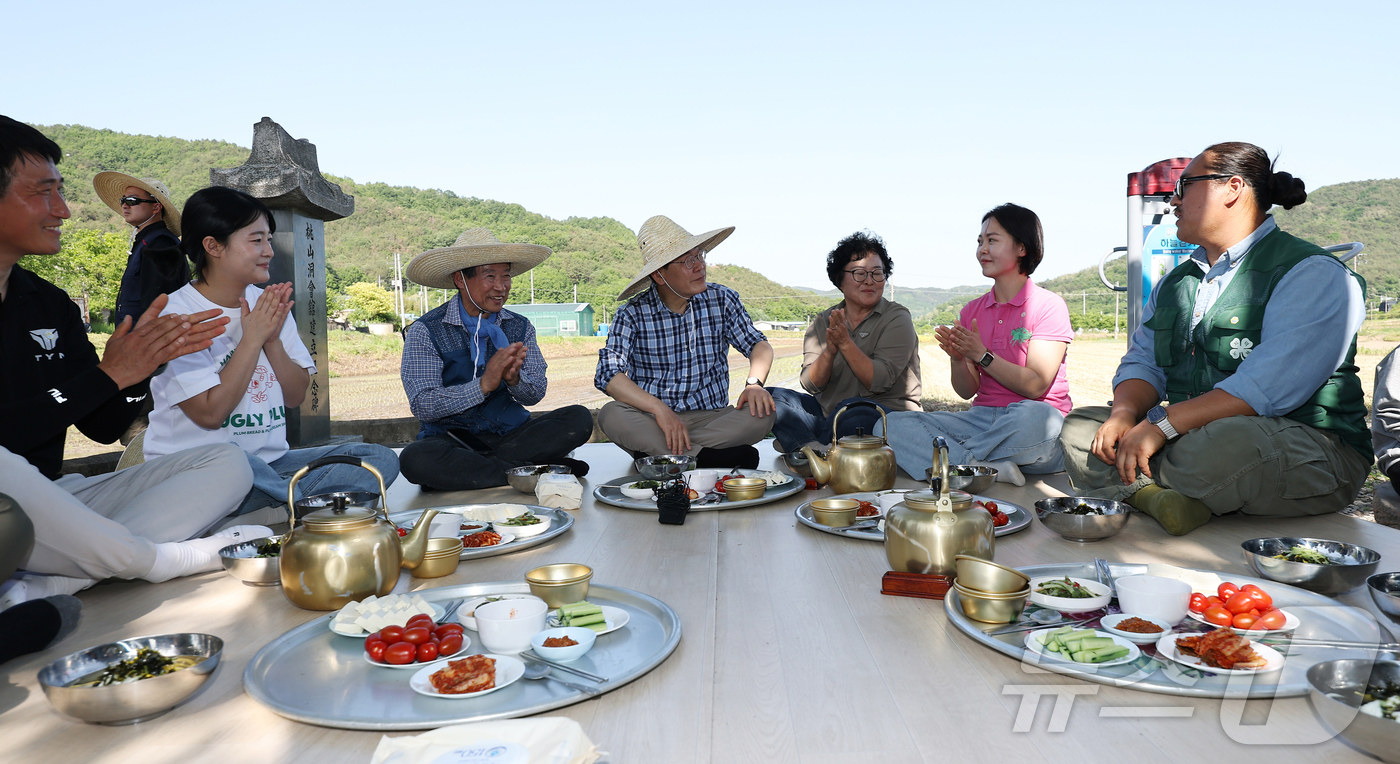 (대구=뉴스1) 허경 기자 = 이재명 대통령이 15일 대구 군위군 소보면 모내기 현장을 방문해 주민들과 새참 간담회를 하고 있다. 2026.5.15/뉴스1