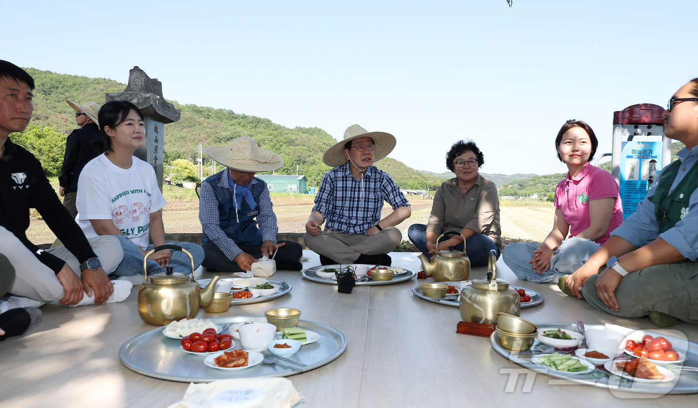 (대구=뉴스1) 허경 기자 = 이재명 대통령이 15일 대구 군위군 소보면 모내기 현장을 방문해 주민들과 새참 간담회를 하고 있다. 2026.5.15/뉴스1