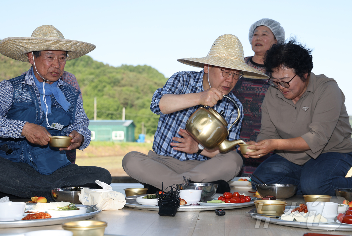 (대구=뉴스1) 허경 기자 = 이재명 대통령이 15일 대구 군위군 소보면 모내기 현장을 방문해 주민들과 새참 간담회를 하고 있다. 2026.5.15/뉴스1