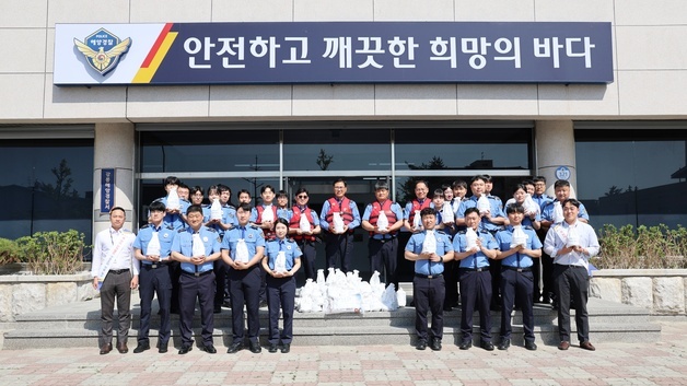 강릉해경 "구명조끼 꼭 착용해요"…단오제 신주미 봉정 행사 참여