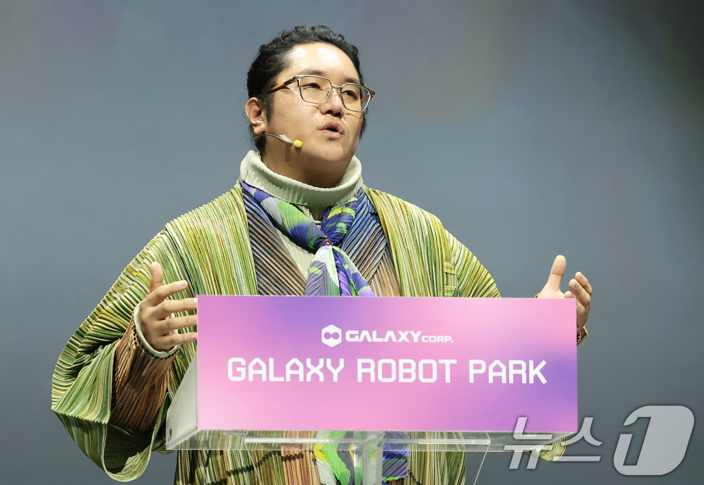 (서울=뉴스1) 권현진 기자 = 최용호 갤럭시 코퍼레이션 대표가 15일 서울 강동구 GALAXY ROBOT PARK에서 열린 갤럭시코퍼레이션 로봇 파크 미디어 데이에서 인사말을 하 …