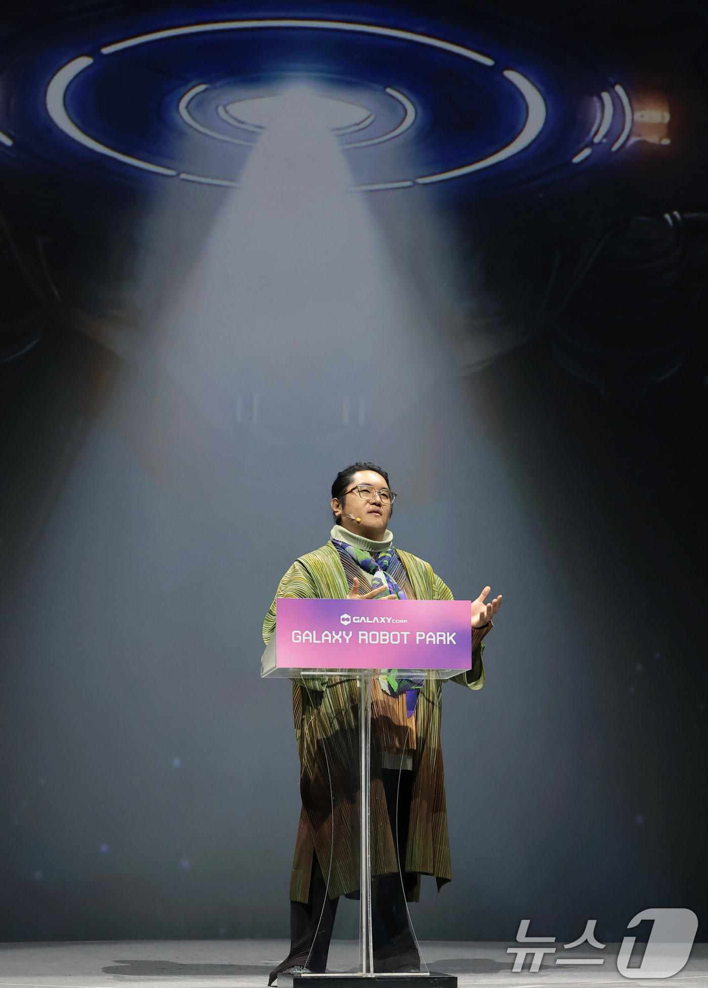 (서울=뉴스1) 권현진 기자 = 최용호 갤럭시 코퍼레이션 대표가 15일 서울 강동구 GALAXY ROBOT PARK에서 열린 갤럭시코퍼레이션 로봇 파크 미디어 데이에서 인사말을 하 …