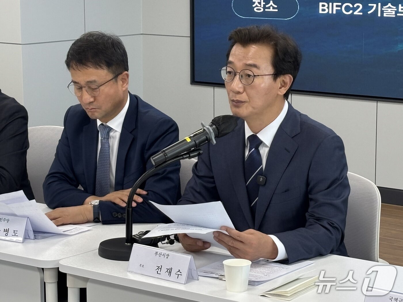 본문 이미지 - 전재수 더불어민주당 부산시장 후보가 15일 열린 간담회에서 발언하고 있다. 2026.05.15 ⓒ 뉴스1 홍윤 기자