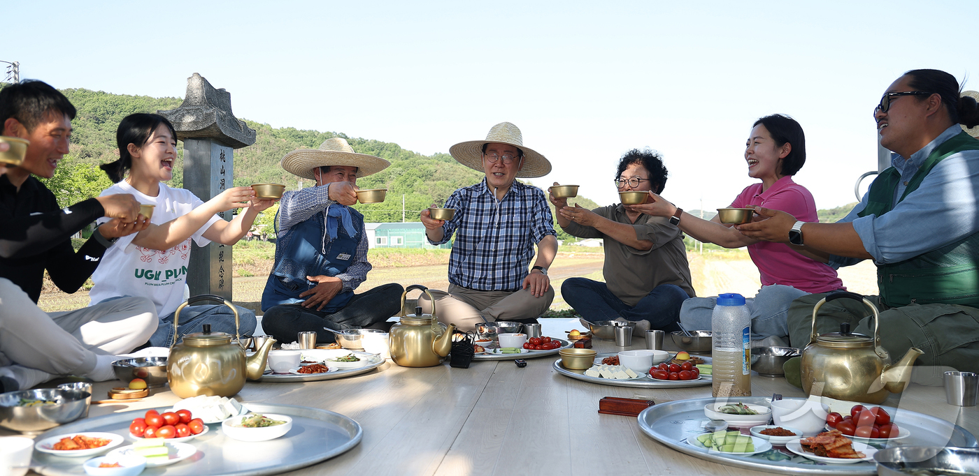(대구=뉴스1) 허경 기자 = 이재명 대통령이 15일 대구 군위군 소보면 모내기 현장을 방문해 주민들과 새참 간담회를 하고 있다. 2026.5.15/뉴스1