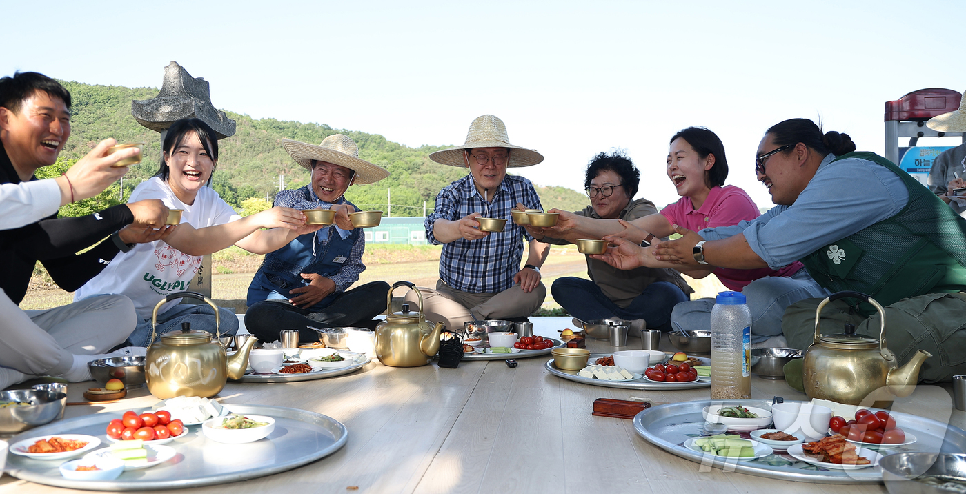 (대구=뉴스1) 허경 기자 = 이재명 대통령이 15일 대구 군위군 소보면 모내기 현장을 방문해 주민들과 새참 간담회를 하고 있다. 2026.5.15/뉴스1