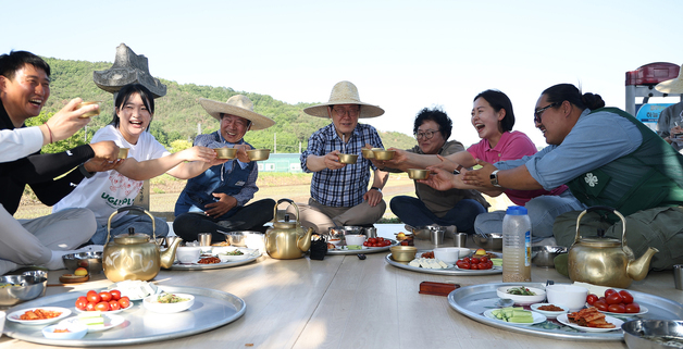 대구 군위군 농민들 만난 이재명 대통령
