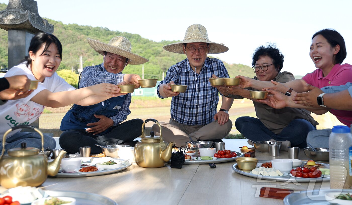 본문 이미지 - 이재명 대통령이 15일 대구 군위군 소보면 모내기 현장을 방문해 주민들과 새참 간담회를 하고 있다. 2026.5.15 ⓒ 뉴스1 허경 기자