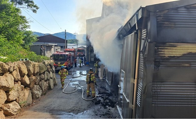 경북 고령 공장 창고에 불…근로자들 자력 대피