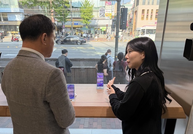 "추가지원금 기준이 뭔가"…휴대폰 계약서 직접 쓴 방미통위원장