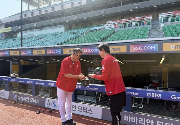 SSG·LG 선수단, 스승의 날 맞아 사령탑에게 감사의 선물 전달