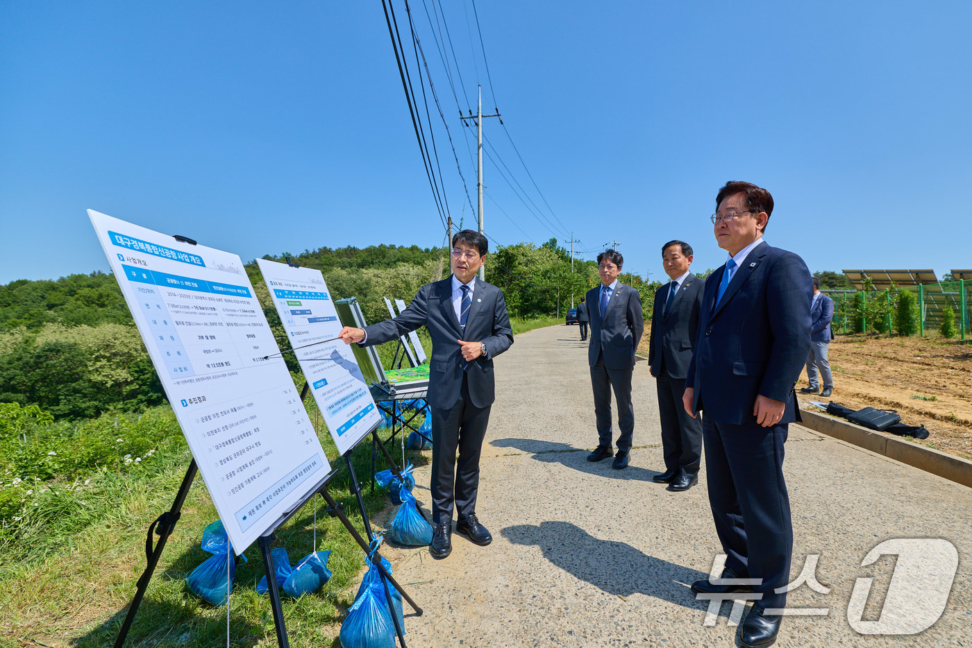 (서울=뉴스1) 이재명 기자 = 이재명 대통령이 15일 경북 의성군 일원에서 대구경북 통합 신공항 부지를 시찰하고 있다. (청와대 제공. 재판매 및 DB 금지) 2026.5.15/ …