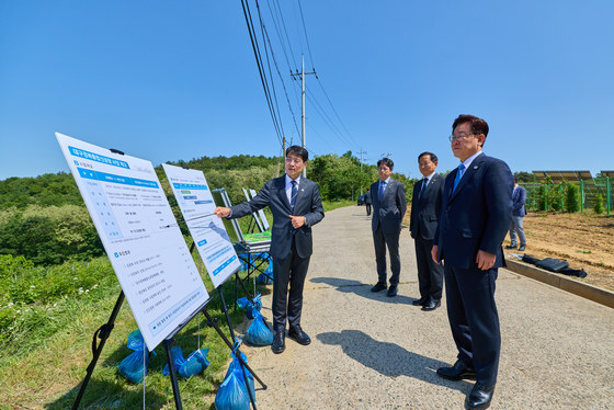 대구경북 통합 신공항 부지 설명 듣는 이재명 대통령