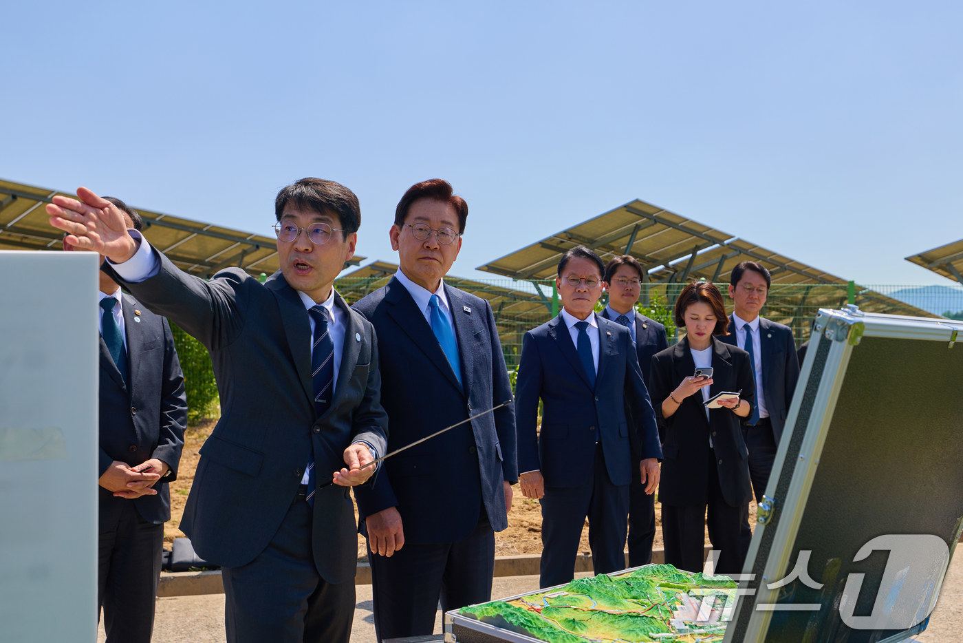 (서울=뉴스1) 이재명 기자 = 이재명 대통령이 15일 경북 의성군 일원에서 대구경북 통합 신공항 부지를 시찰하고 있다. (청와대 제공. 재판매 및 DB 금지) 2026.5.15/ …